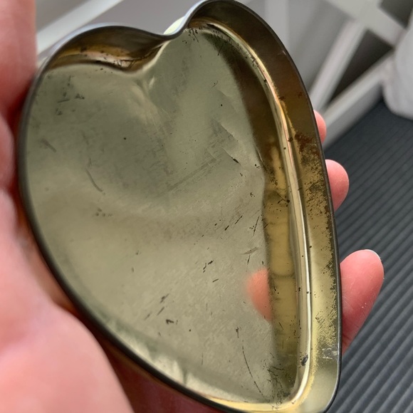 Vintage Heart Metal Tin made in England / Small Vintage Tin / Heart Keepsake Tin - Picture 9 of 16